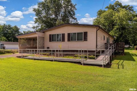 Tiny photo for 208 W PENNSYLVANIA Avenue, Pittsburg, IL 62974 (MLS # EB460344)