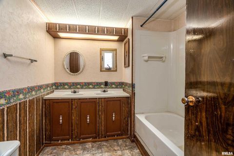 Tiny photo for 208 W PENNSYLVANIA Avenue, Pittsburg, IL 62974 (MLS # EB460344)