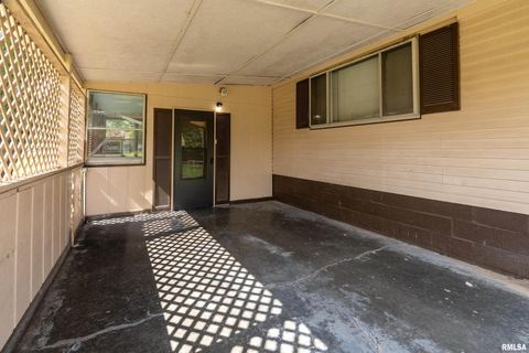 Tiny photo for 208 W PENNSYLVANIA Avenue, Pittsburg, IL 62974 (MLS # EB460344)