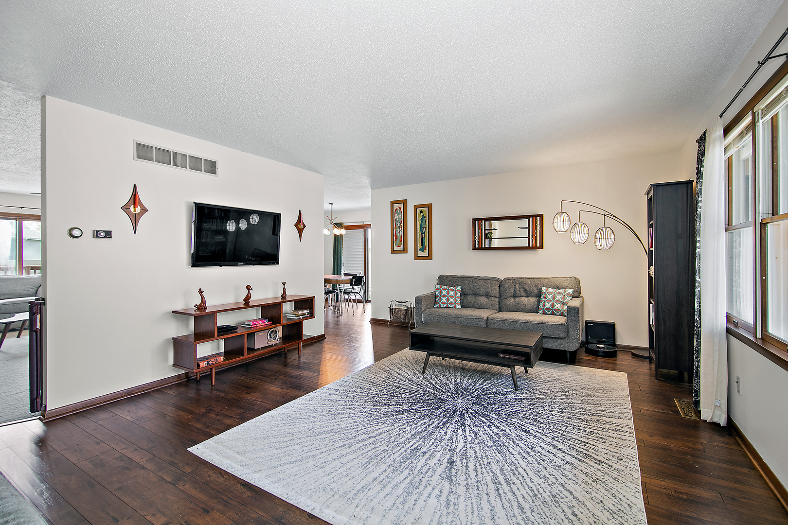 434 Meadows Road S