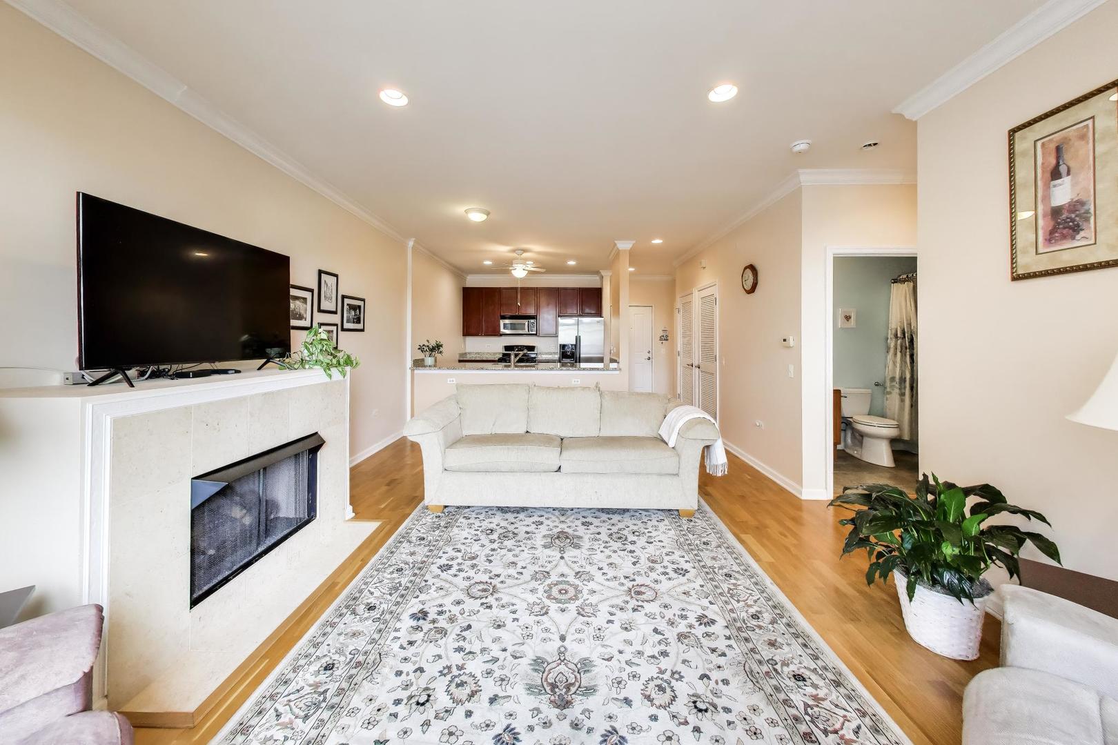 2472 W Foster Avenue 203