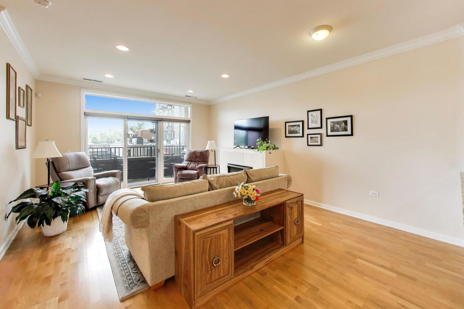 2472 W Foster Avenue 203