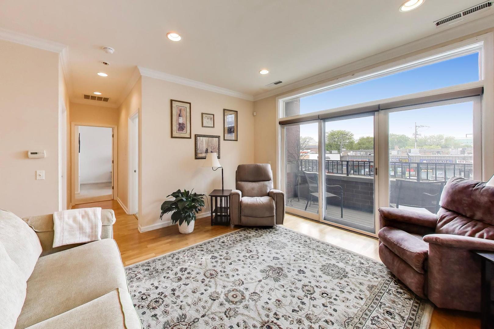 2472 W Foster Avenue 203