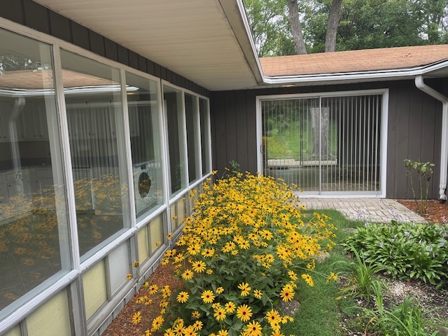 5611 S Quincy Street S