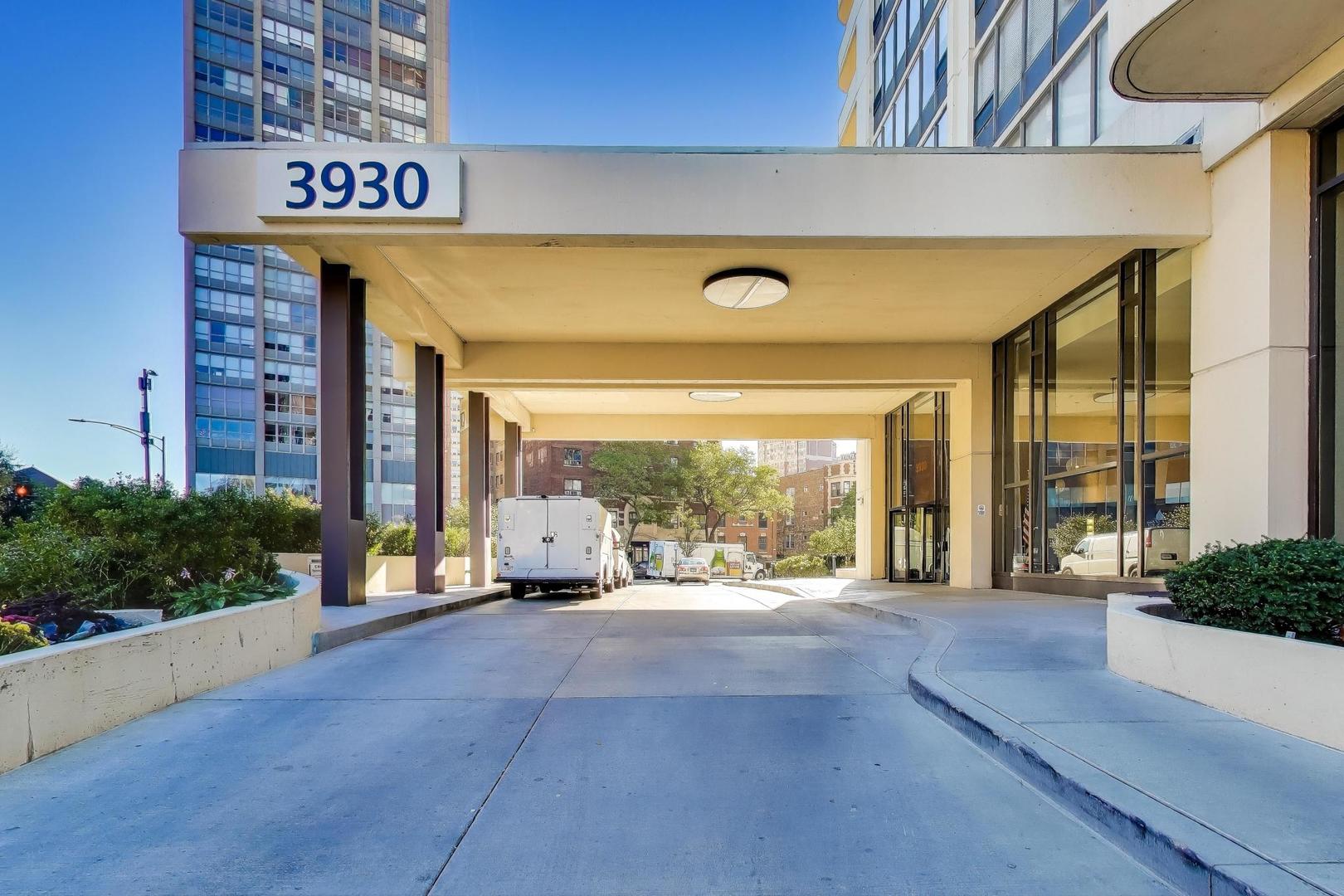 3930 N Pine Grove Avenue 2912