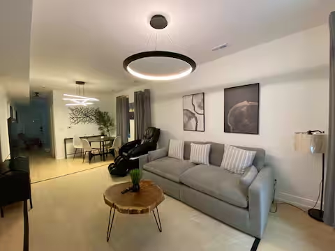 2943 N Gresham Avenue 1