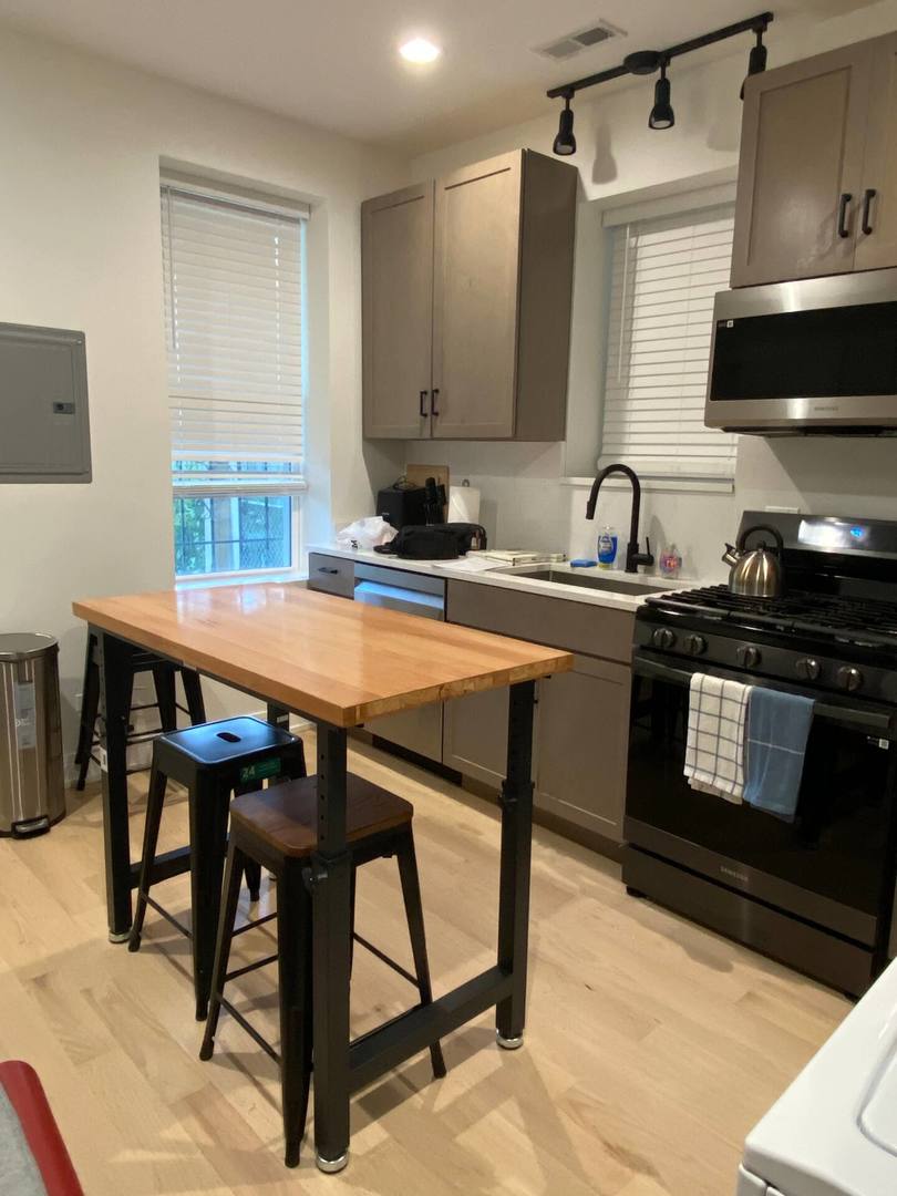 2943 N Gresham Avenue 1