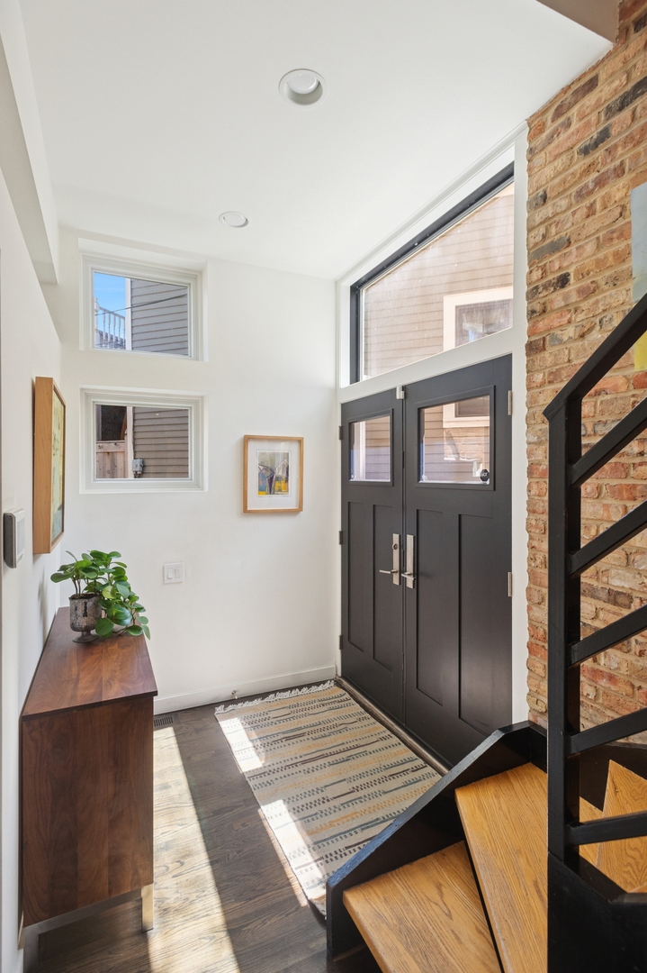 832 W Wolfram Street