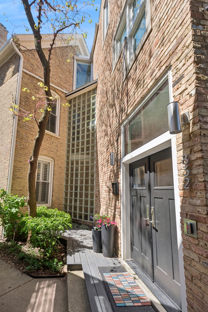 832 W Wolfram Street
