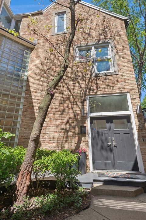 832 W Wolfram Street Chicago IL 60657