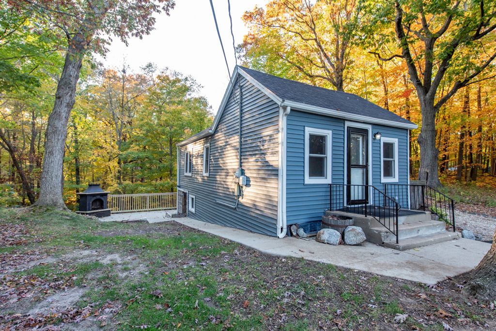 Photo for 1414 Sheridan Road, Winthrop Harbor, IL 60096 (MLS # 12502949)