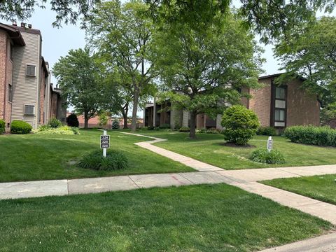 Tiny photo for 320 Sheridan Drive #2C, Willowbrook, IL 60527 (MLS # 12383349)