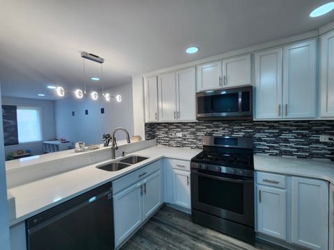 Tiny photo for 320 Sheridan Drive #2C, Willowbrook, IL 60527 (MLS # 12383349)