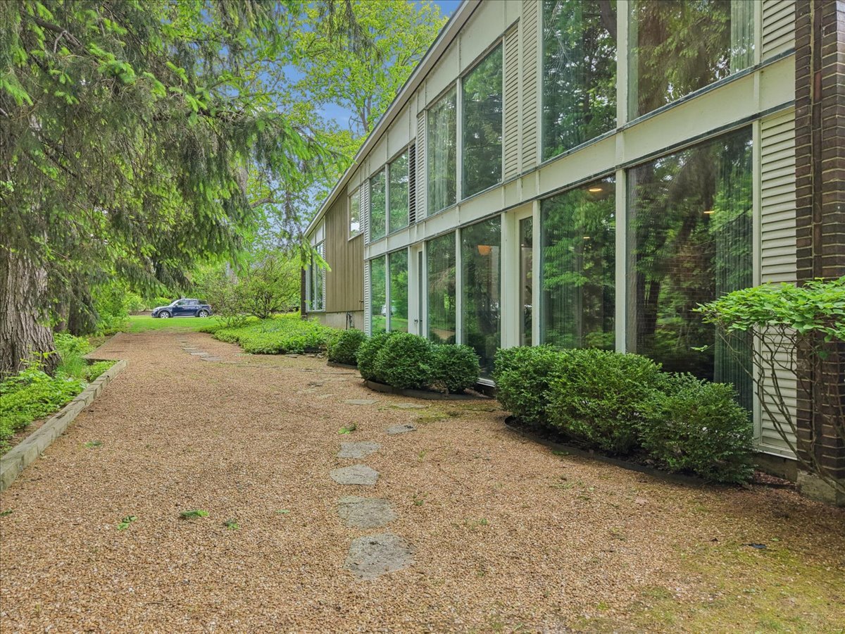 1575 Hawthorne Lane