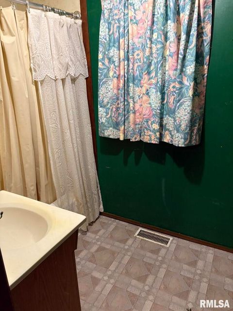 Tiny photo for 1606 & 1608 W Faust Street, Marion, IL 62959 (MLS # EB458306)