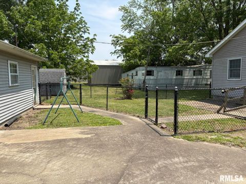 Tiny photo for 1606 & 1608 W Faust Street, Marion, IL 62959 (MLS # EB458306)