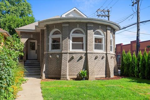 Photo of 2416 W MORSE Avenue, Chicago, IL 60645 (MLS # 12502155)