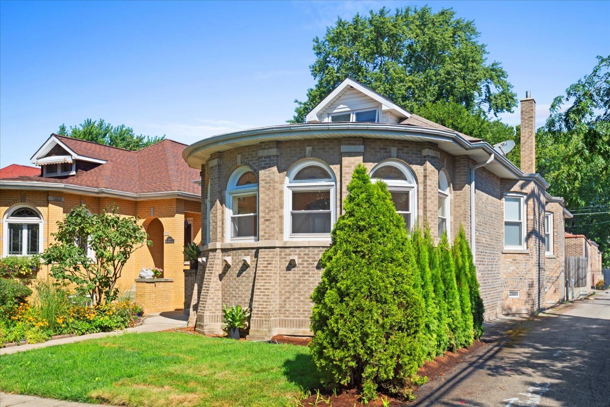 2416 W MORSE Avenue