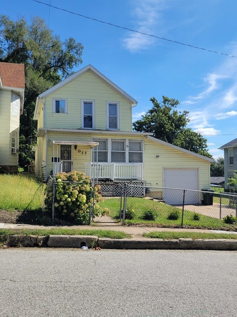 Photo of 611 Farnam Street, Davenport, IA 50803 (MLS # 12771042)