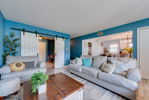 Tiny photo for 4 W Beech Drive, Schaumburg, IL 60193 (MLS # 12607038)