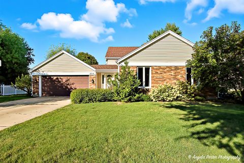 Photo of 894 N Brentwood Drive, Crystal Lake, IL 60014 (MLS # 12486209)