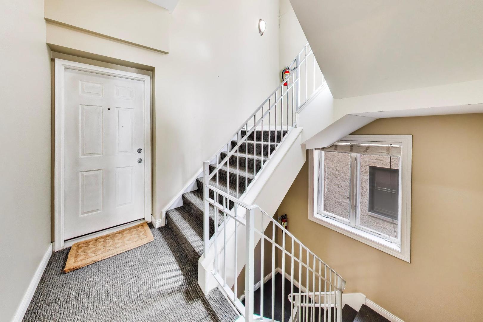 930 W Cuyler Avenue 2R