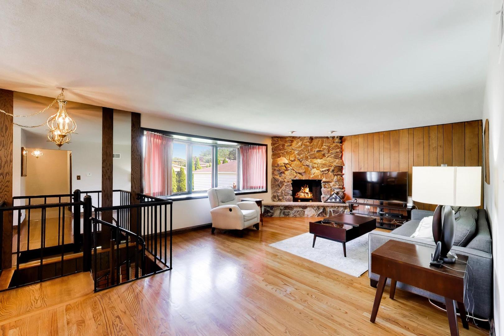704 W Lonnquist Boulevard