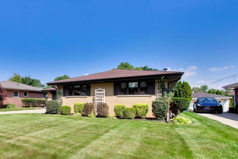 Tiny photo for 704 W Lonnquist Boulevard, Mount Prospect, IL 60056 (MLS # 12746797)