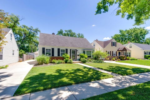 Tiny photo for 1011 N HADDOW Avenue, Arlington Heights, IL 60004 (MLS # 12748529)
