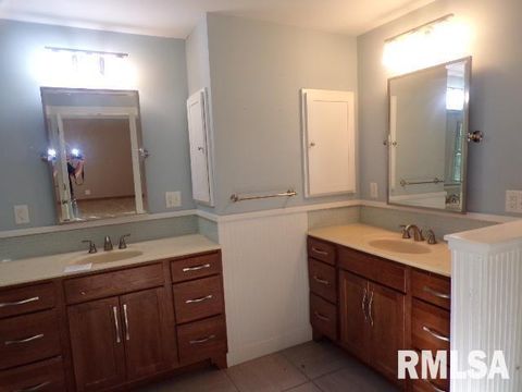 Tiny photo for 16 WILDWOOD Trail, Bettendorf, IA 52722 (MLS # QC4268495)