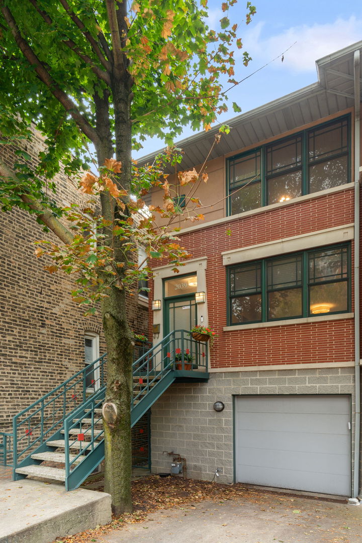 2039 W Webster Avenue