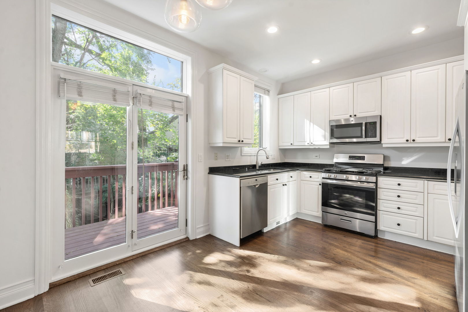 2039 W Webster Avenue