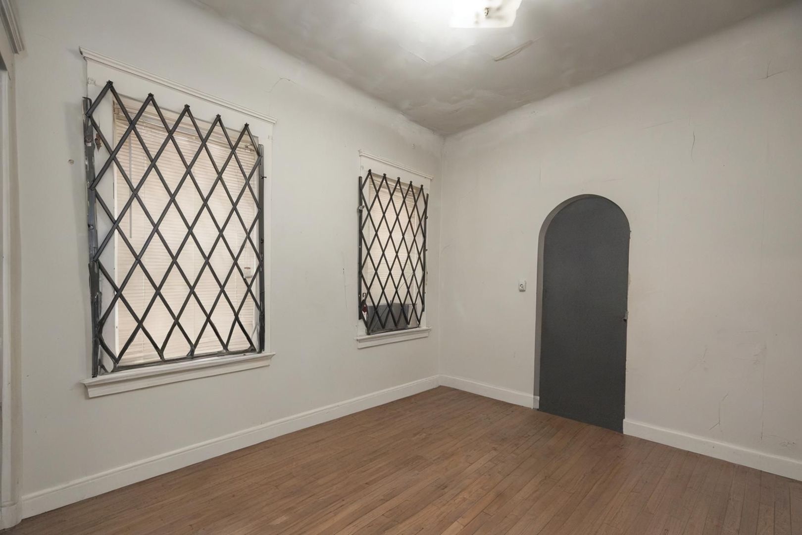 352 S HAMLIN Boulevard