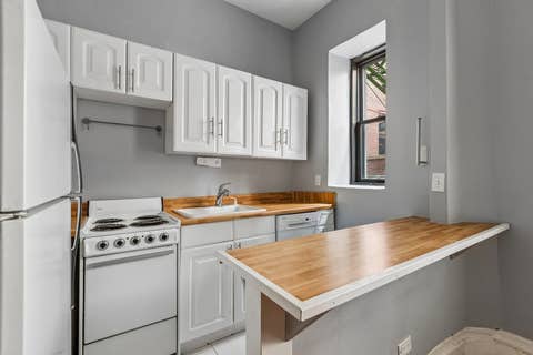 Tiny photo for 20 E Goethe Street #206, Chicago, IL 60610 (MLS # 12730296)
