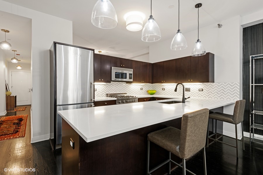 6 N MICHIGAN Avenue 610