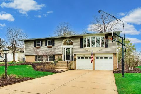 Photo of 6736 Meadowcrest Drive, Downers Grove, IL 60516 (MLS # 12624134)