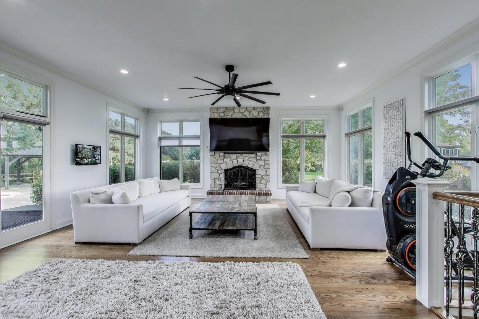 Naperville, Illinois 60540, United States, 4 Bedrooms Bedrooms, ,5 BathroomsBathrooms,Residential,Active,210511