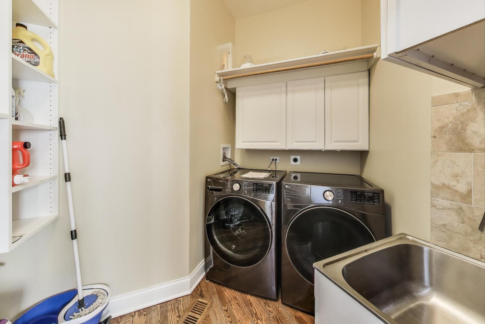 Naperville, Illinois 60540, United States, 4 Bedrooms Bedrooms, ,5 BathroomsBathrooms,Residential,Active,210511