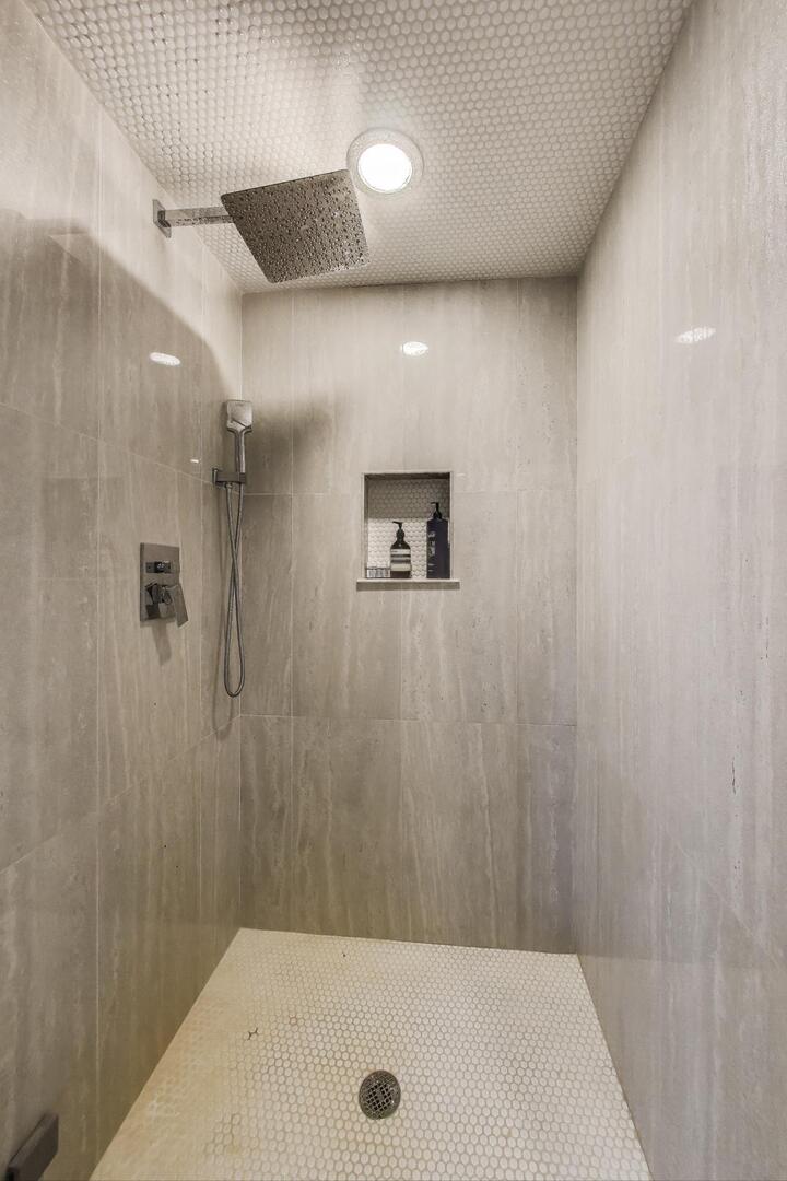 Naperville, Illinois 60540, United States, 4 Bedrooms Bedrooms, ,5 BathroomsBathrooms,Residential,Active,210511