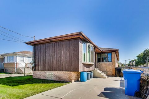 Tiny photo for 5700 N Orange Avenue, Chicago, IL 60631 (MLS # 12533125)