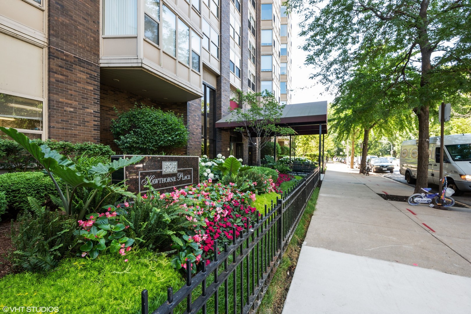 525 W HAWTHORNE Place 2701