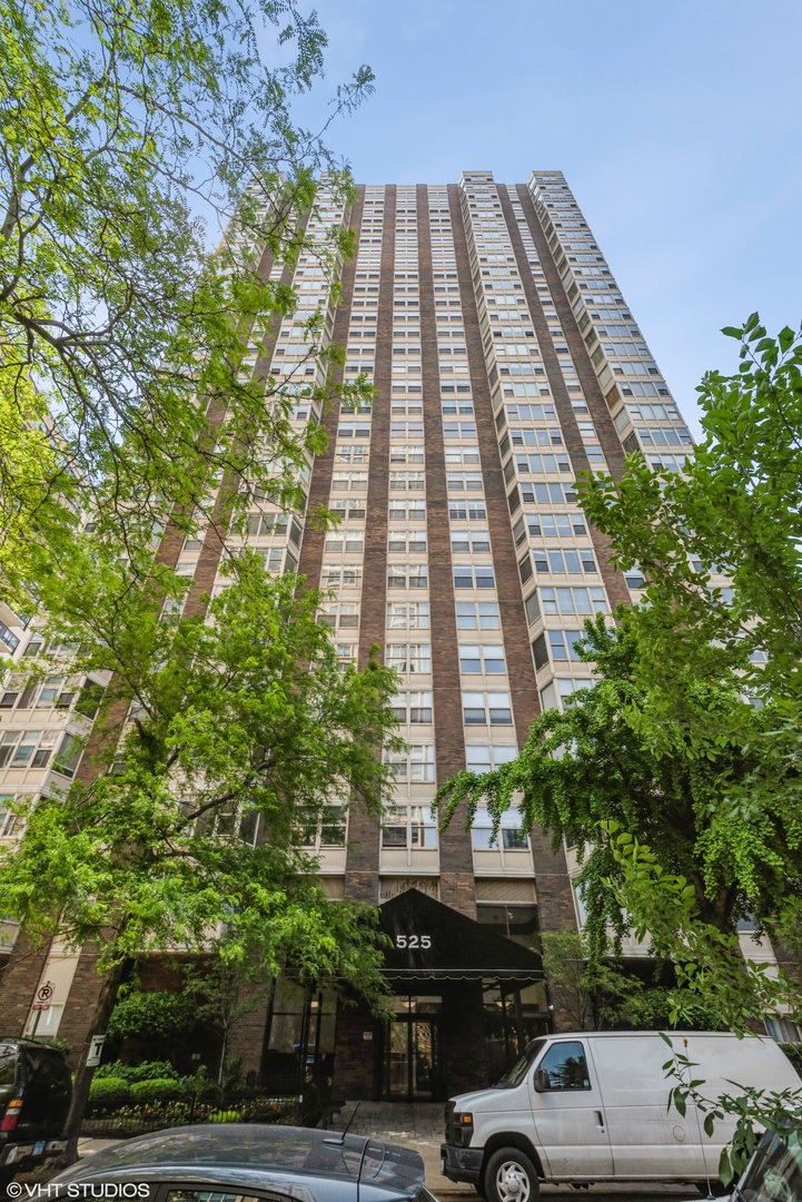 525 W HAWTHORNE Place 2701