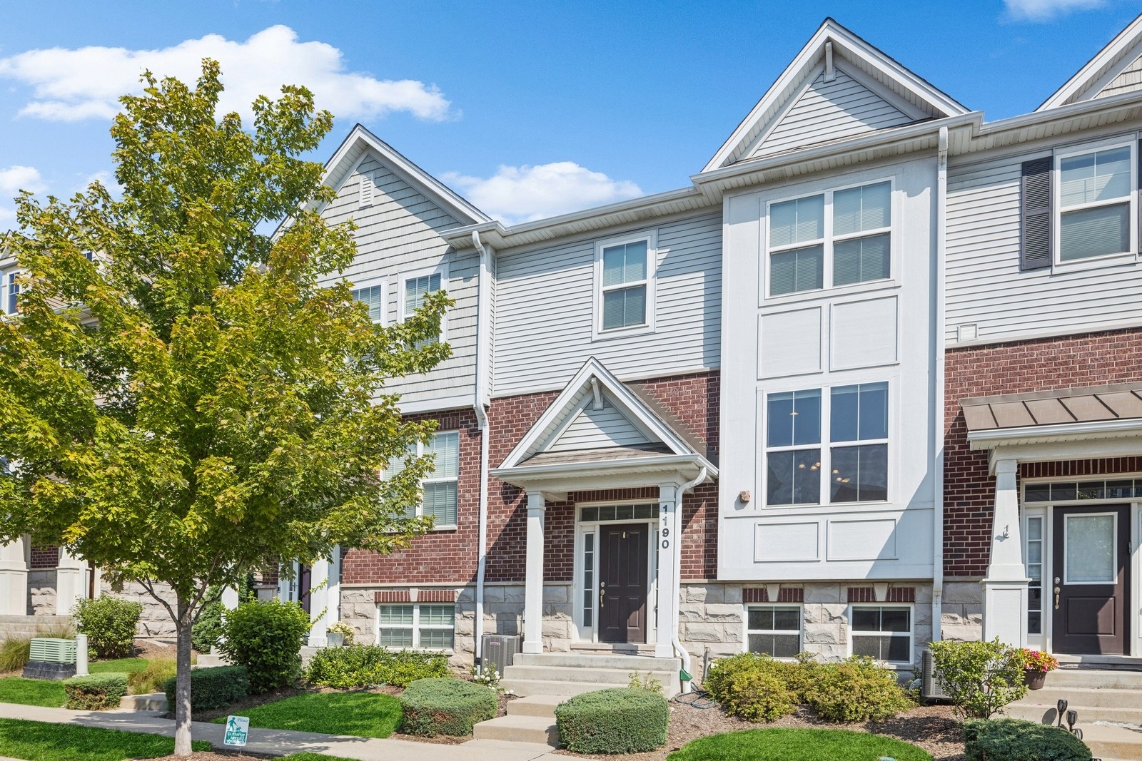 View Des Plaines, IL 60016 townhome