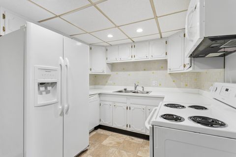 Tiny photo for 2900 Maple Avenue #4D, Downers Grove, IL 60515 (MLS # 12579775)