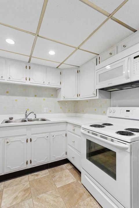 Tiny photo for 2900 Maple Avenue #4D, Downers Grove, IL 60515 (MLS # 12579775)