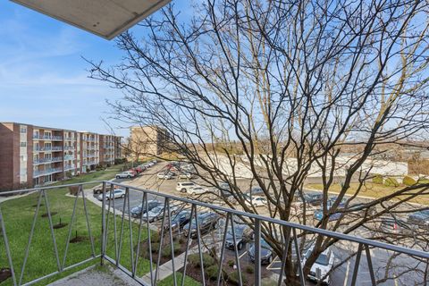Tiny photo for 2900 Maple Avenue #4D, Downers Grove, IL 60515 (MLS # 12579775)