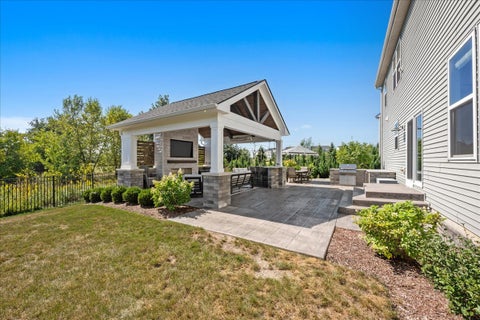 Tiny photo for 672 Glenwood Drive, South Elgin, IL 60177 (MLS # 12759046)