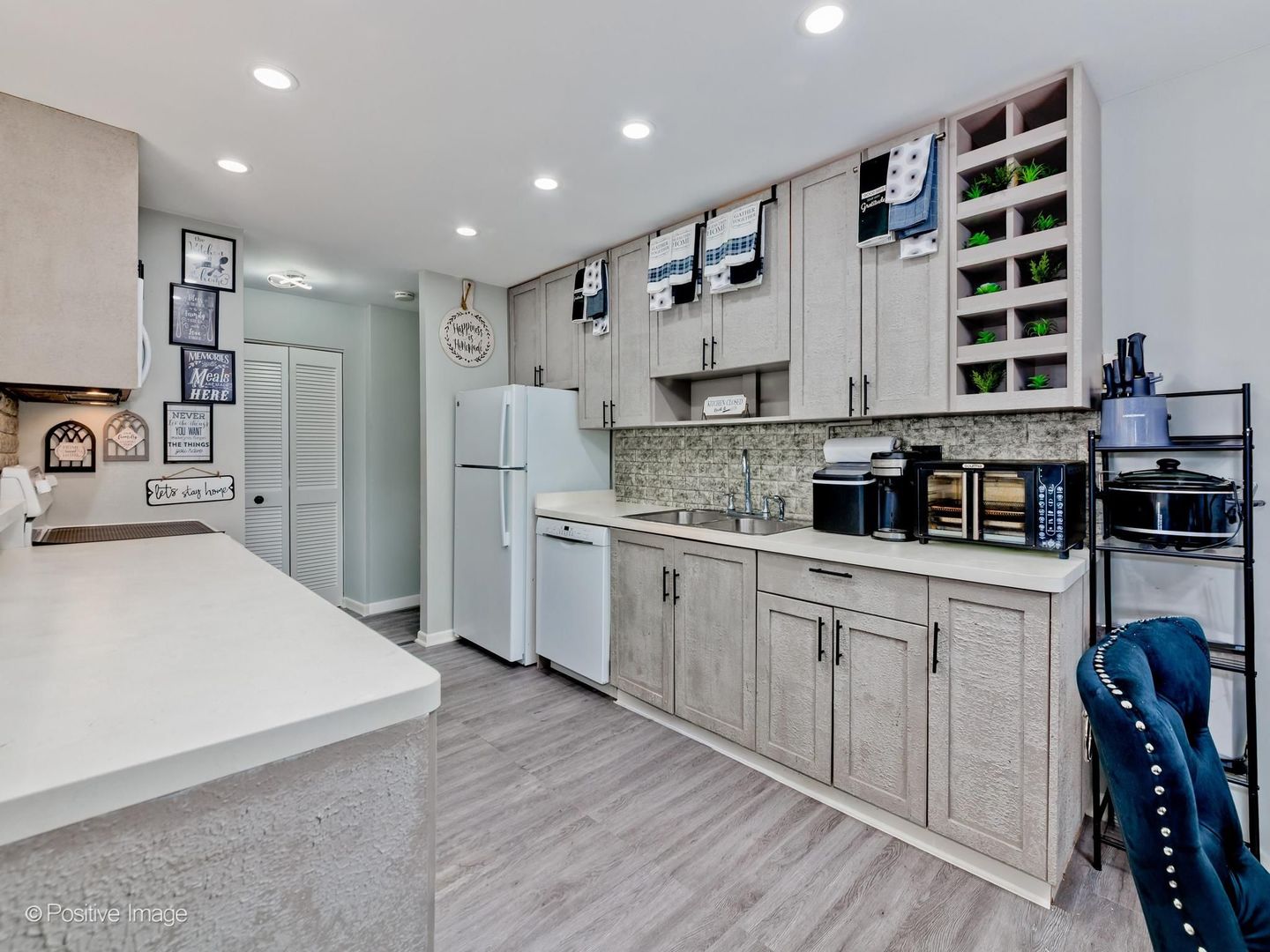 1717 W Crystal Lane 702