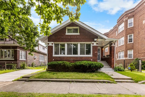 Photo of 7518 S Ridgeland Avenue, Chicago, IL 60649 (MLS # 12627173)