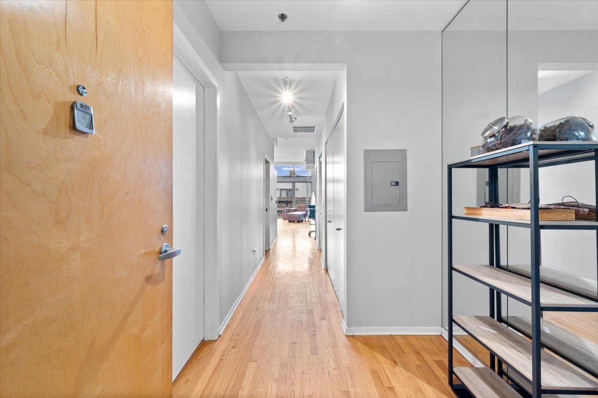 1201 W ADAMS Street 807